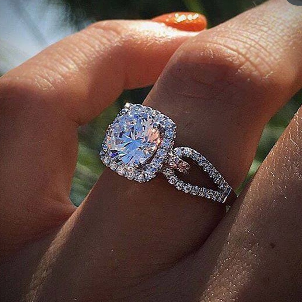 ABSOLUTELY STUNNING FAUX ENGAGEMENT RING❤️